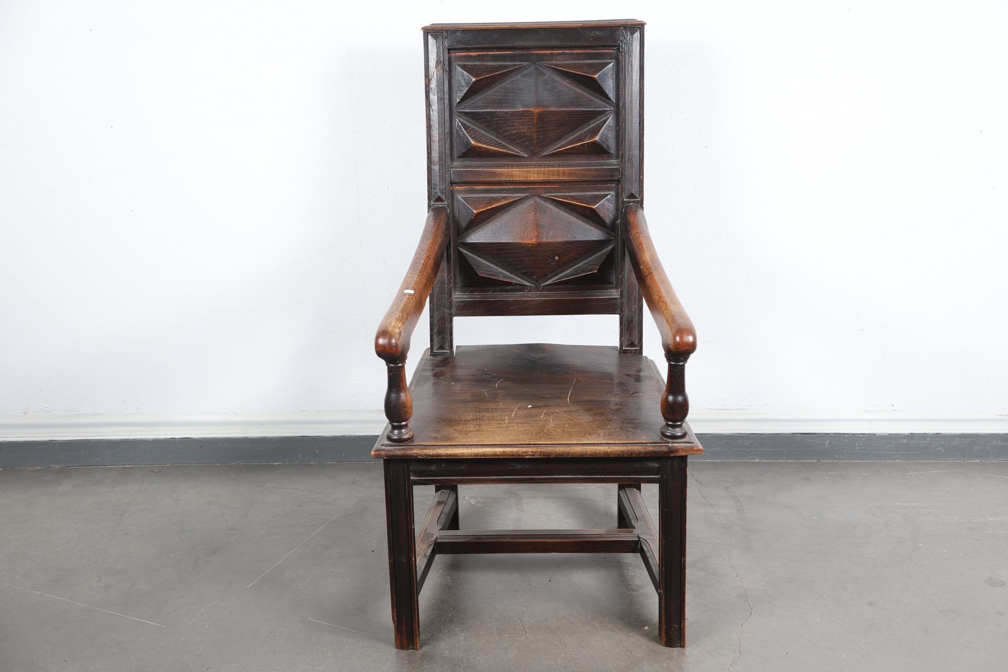 Fauteuil dit Chayère en chêne à dossier pointe de diamant, l…