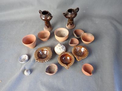 de nombreux types de vases et de bols sur la table