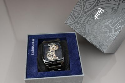 Earnshaw montre squelette en métal laqué noir.
