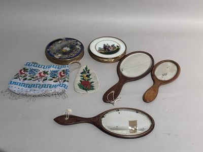 une table sur laquelle se trouvent un miroir, un autre miroir et d'autres objets