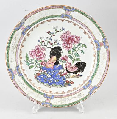 une image représentant une assiette décorée d'un coq et de fleurs