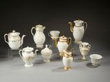 beaucoup de théières et de tasses blanches et dorées