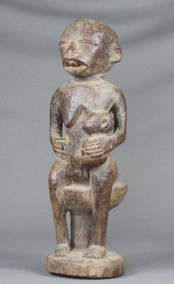 Maternité en bois dur et lourd à patine sombre figurant une …