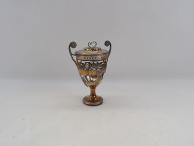 une image représentant un trophée argenté posé sur une surface blanche