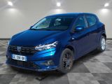 la voiture bleue est garée sur le sol en damier d'un garage