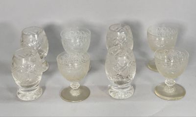 six gobelets et tasses en verre sont alignés sur une surface blanche