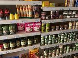 de nombreux produits en conserve sur les rayons du magasin