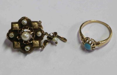 deux bagues et une bague ornée de perles sont posées sur une surface blanche