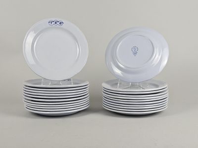 plusieurs assiettes blanches empilées les unes sur les autres sur une table
