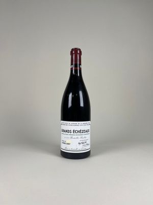 la bouteille de vin rouge est posée sur la table