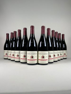 six bouteilles de vin rouge alignées