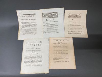 quatre pages d'un livre sur lesquelles figure l'image d'une horloge