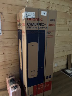 une boîte en carton posée sur une autre boîte en carton