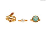 une paire de bagues en or ornées d'une turquoise et d'une perle