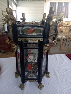 une horloge posée sur une table dans une pièce