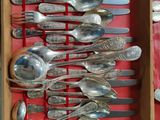 spoons and spoon spoons are arranged in a wooden box on a table