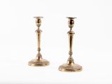 paire de chandeliers anciens en laiton sur fond blanc