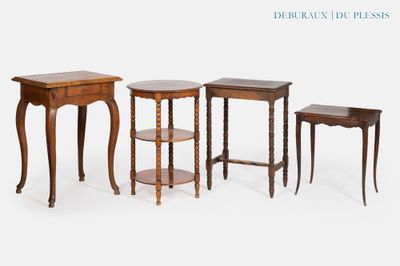 trois tables et une table avec une étagère de chaque côté