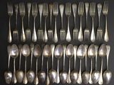 beaucoup de cuillères et de fourchettes en argent sur la table