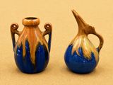 deux vases posés l'un à côté de l'autre sur une table