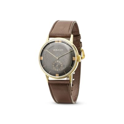 gros plan d'une montre sur fond blanc avec un bracelet marron