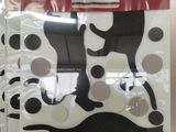 une photo d'un sticker mural représentant un chat dans un magasin