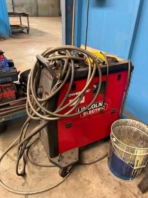 une machine posée par terre à côté d'un seau