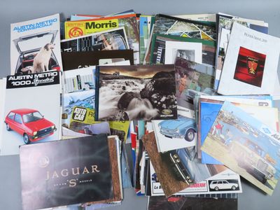 un grand nombre de livres posés sur une table