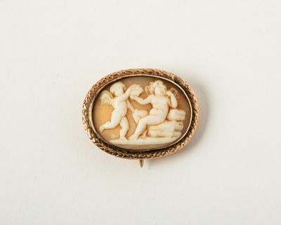 une image représentant une broche sur laquelle figurent un homme et une femme formant un cercle