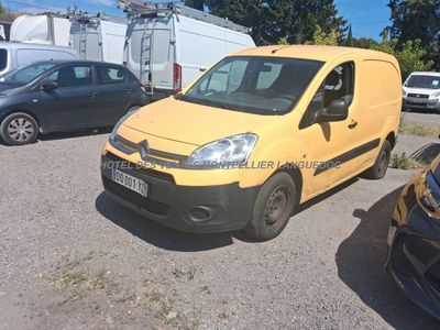 une camionnette jaune garée dans un parking