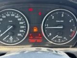 un gros plan du tableau de bord d'une voiture, avec un compteur de vitesse et des jauges