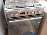 une cuisinière dotée d'un plateau en verre sur le dessus