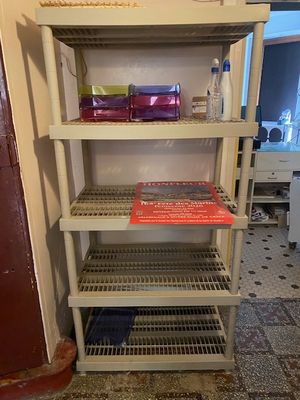 une étagère sur laquelle sont posés de nombreux objets, dans une pièce