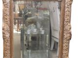 un miroir accroché au mur de la pièce