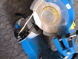 a blue machine that is sitting on the ground