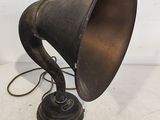 une enceinte noire à l'ancienne posée sur une table, sur fond blanc