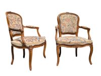 Paire de fauteuils en bois mouluré à dossier cabriolet, acco… (photo 2)