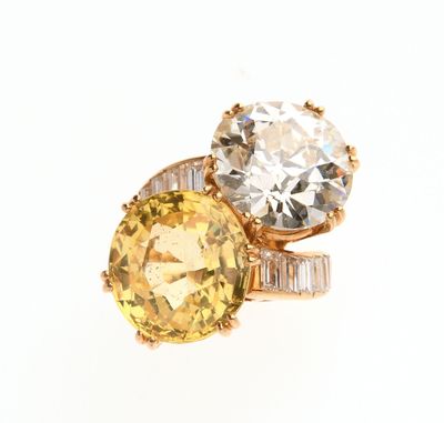 une photo d'une bague en diamant jaune et blanche