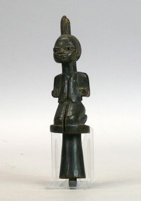 Sceptre rituel "Eshu" en bois léger à patine sombre figurant…