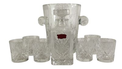 quatre verres et une carafe sur la table