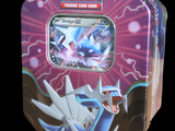 une boîte en fer-blanc contenant une figurine Pokémon