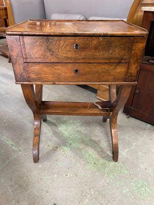 une petite table en bois surmontée d'un tiroir