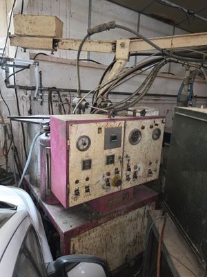 une voiture garée devant une machine dans un garage