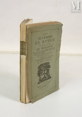 un vieux livre posé sur une table, sur fond blanc