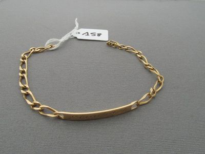 Gros plan sur un bracelet en chaîne en or portant une étiquette