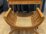 un banc en bois avec un plateau en verre, posé sur un parquet