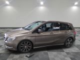 La Mercedes Classe B est garée sur un sol en carrelage à damier