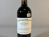une bouteille de vin posée sur une table