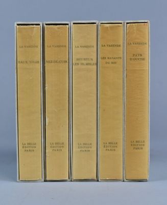 quatre livres sont alignés les uns à côté des autres sur une surface grise