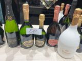 plusieurs bouteilles de vin sont alignées sur une table